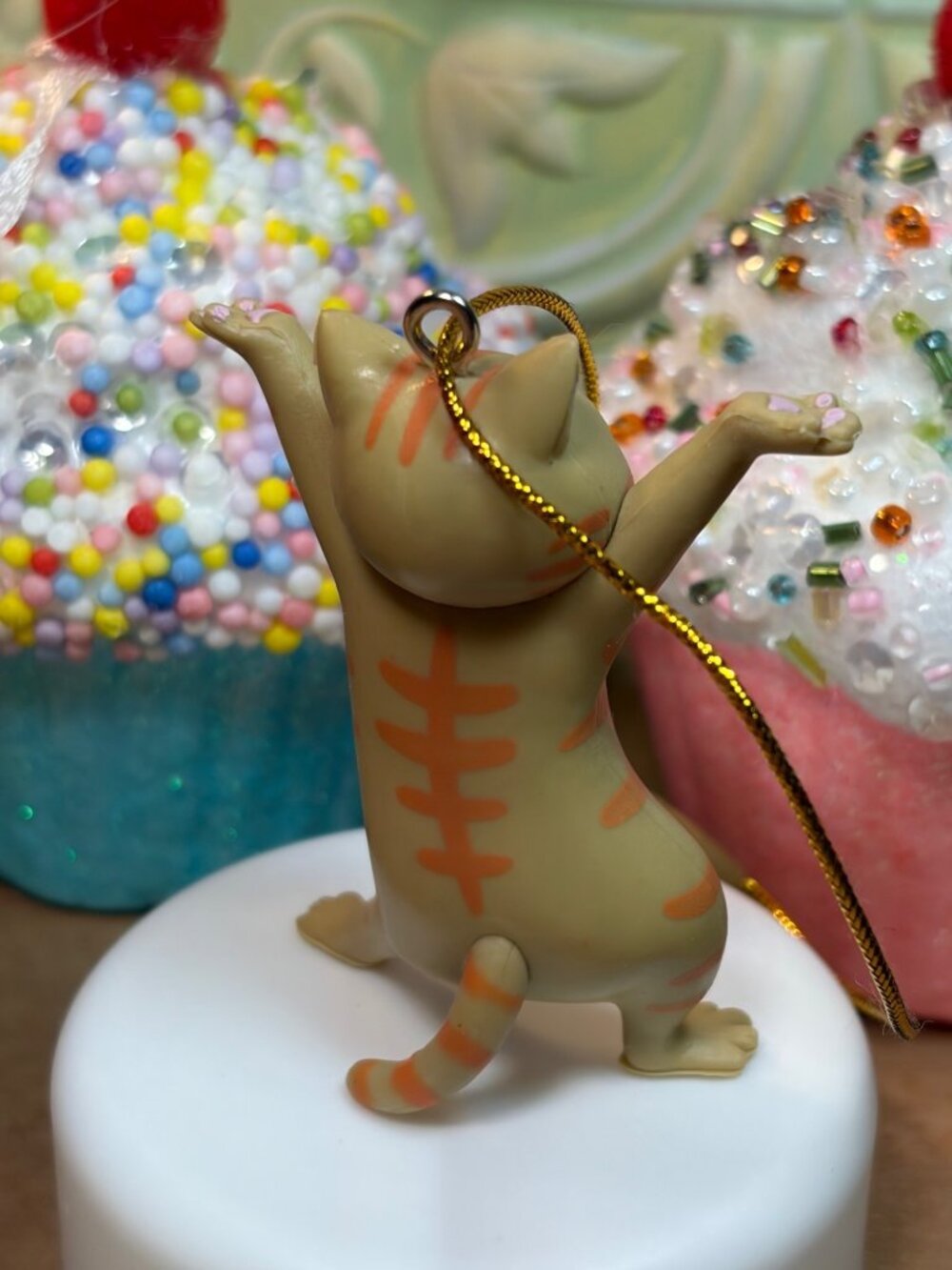 Stretching Cat Figurine Christmas Tree Ornament Beige With Orange Stripes Sf - Picture 7 of 10